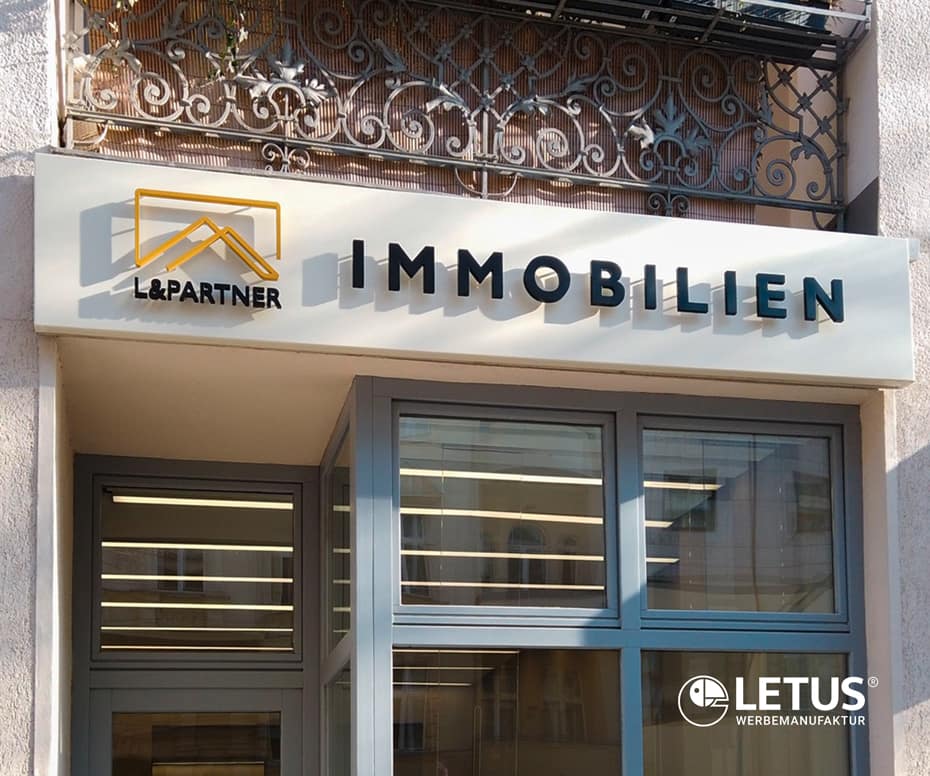 Fassaden-Werbung mit LED-Beleuchtung "L&Partner Immobilien"